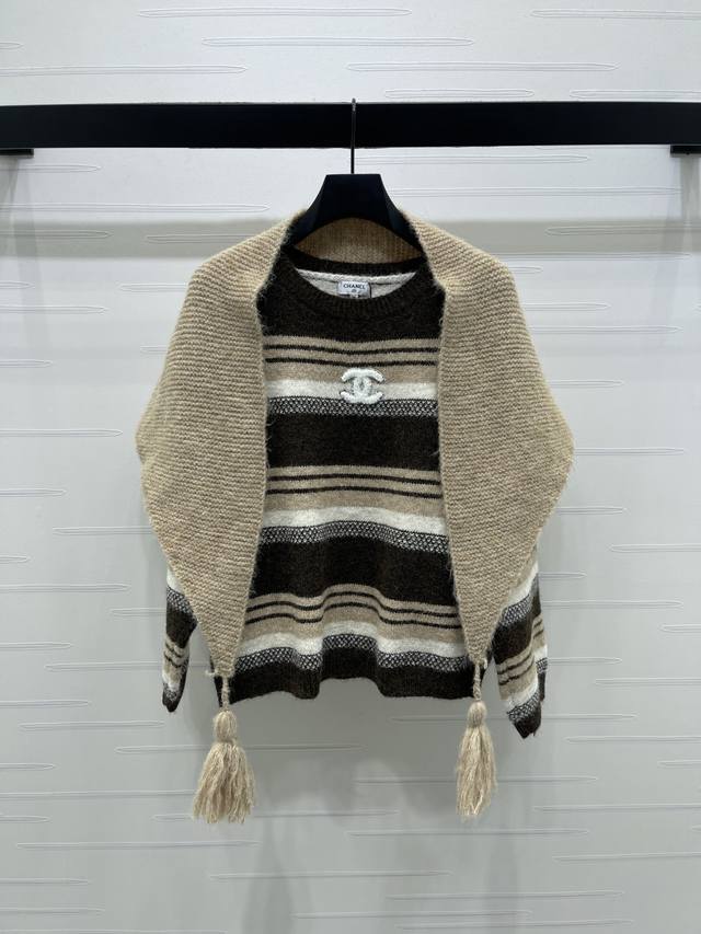 上新原单高端品质 Chane* 2025秋冬最新系列！撞色套头长袖毛衣披肩两用！定制羊马海毛混纺纱线材质织造 柔软舒适 质感上乘 通体两色条纹交织胸前刺绣双C微