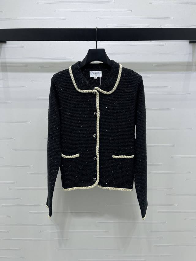 上新原单高端品质 Chane* 2025秋冬最新系列！翻领亮片针织开衫！定制进口羊毛针织材质，肌理明显，质感上乘，翻领针织开衫版型，通体亮片工艺包边以编织撞色立