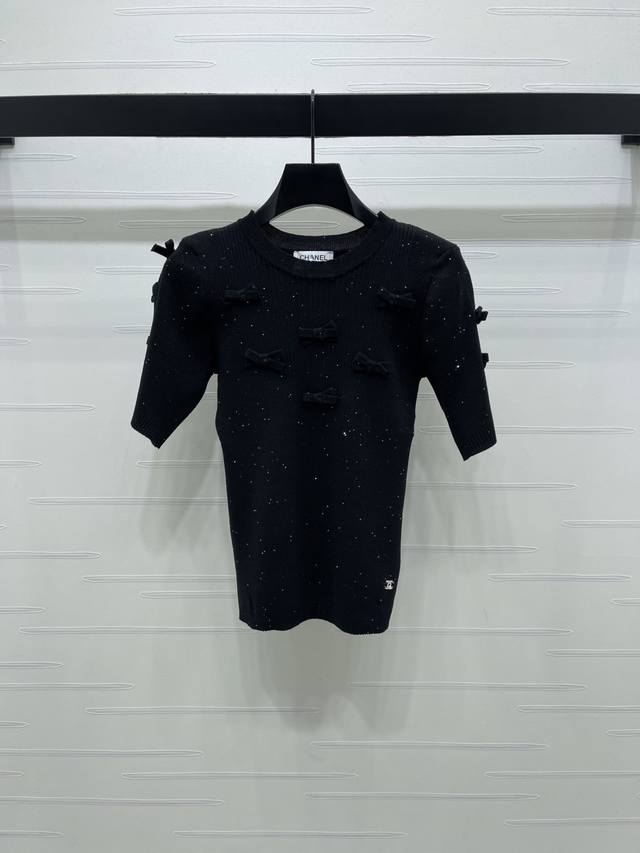 上新原单高端品质 Chane* 2025秋冬最新系列！满幅银丝蝴蝶结针织短袖！定制纯手工编织蝴蝶结，暗夜繁星点缀，优雅又高级。前襟立体蝴蝶结装饰细节满分，层次感