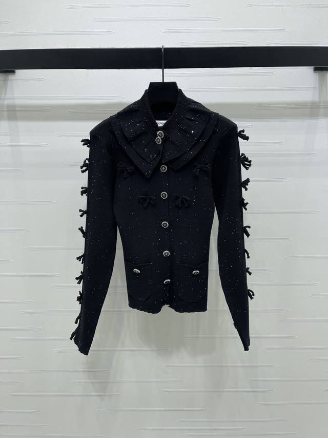 上新原单高端品质 Chane* 2025秋冬最新系列！满幅银丝蝴蝶结针织开衫！定制纯手工编织蝴蝶结，暗夜繁星点缀，优雅又高级。单排扣+精致纽扣，袖口和领口细节满