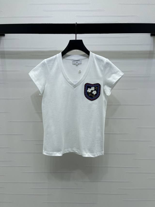 上新原单高端品质 Chane* 2026早春最新系列！V领短袖T恤！定制原生全棉材质 透气舒适 质感十足 V型领T恤裁剪 凸显品牌格调 采用克重纯棉制成 略带有