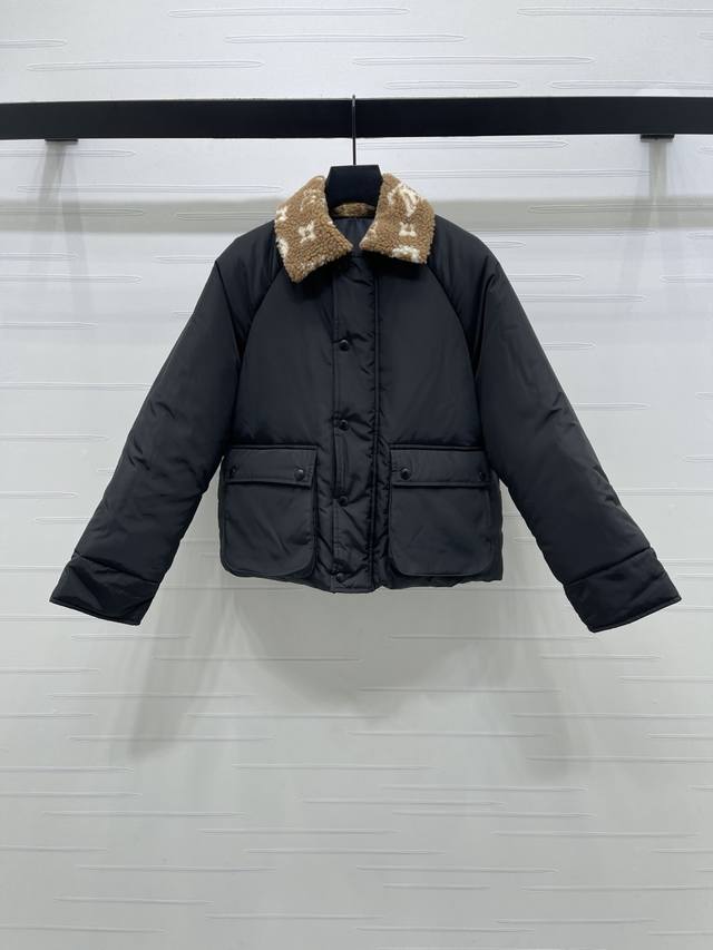 上新原单高端品质Louis Vui*Ton 2025秋冬最新系列！翻领棉服外套！定制进口尼龙材质 内里衔棉处理 整件轻盈保暖 防风御寒效果绝佳 领口线圈绒毛明显