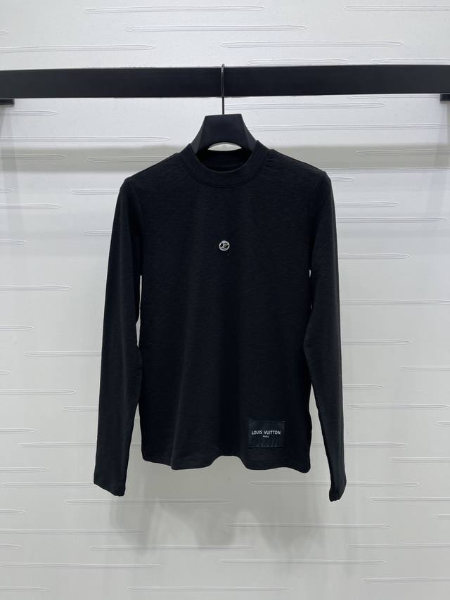 上新原单高端品质Louis Vui*Ton 2025秋冬最新系列！圆领长袖打底衫！定制羊毛材质 质感舒适 弹力好穿 圆领长袖打底裁剪 通体素色百搭耐看 衣摆标志
