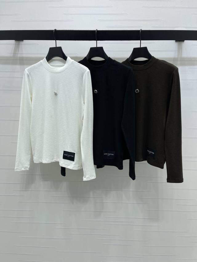 上新原单高端品质Louis Vui*Ton 2025秋冬最新系列！圆领长袖打底衫！定制羊毛材质 质感舒适 弹力好穿 圆领长袖打底裁剪 通体素色百搭耐看 衣摆标志