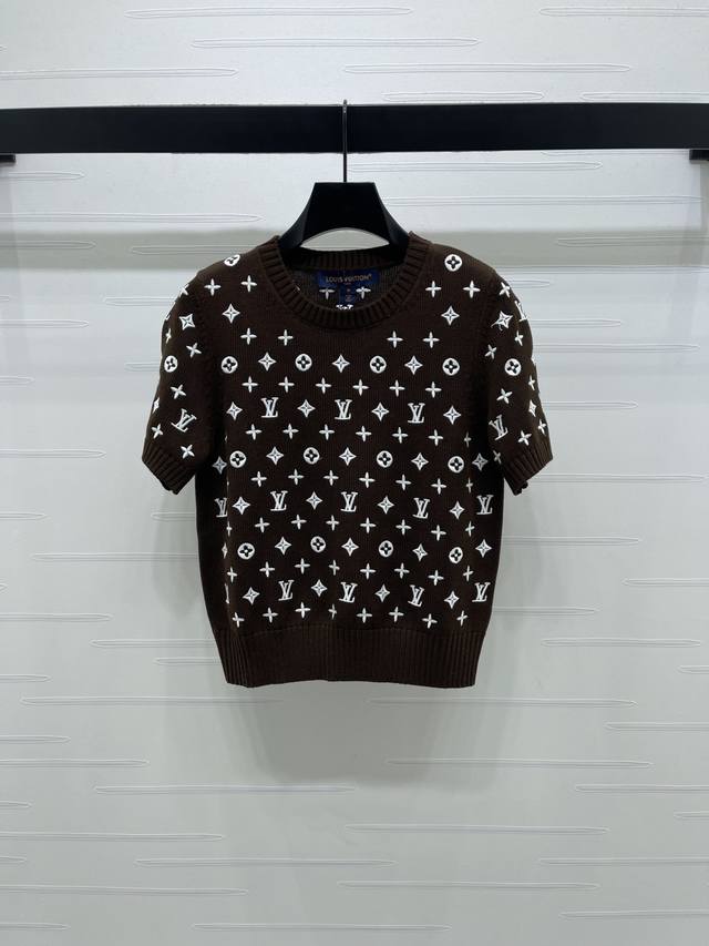 上新原单高端品质Louis Vui*Ton 2026早春最新系列！刺绣圆领针织短袖！定制羊绒纱线织造，质感高级舒适，圆领针织短袖剪裁，通体装点标志性四叶草徽标和
