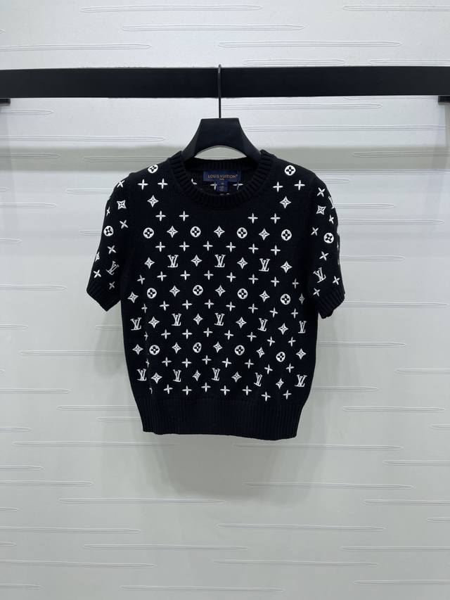 上新原单高端品质Louis Vui*Ton 2026早春最新系列！刺绣圆领针织短袖！定制羊绒纱线织造，质感高级舒适，圆领针织短袖剪裁，通体装点标志性四叶草徽标和