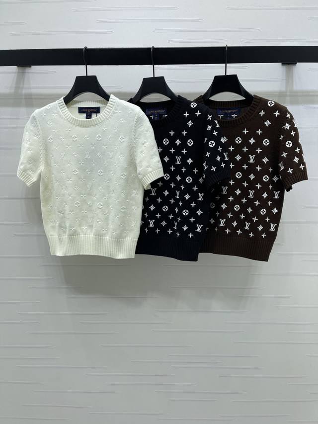 上新原单高端品质Louis Vui*Ton 2026早春最新系列！刺绣圆领针织短袖！定制羊绒纱线织造，质感高级舒适，圆领针织短袖剪裁，通体装点标志性四叶草徽标和