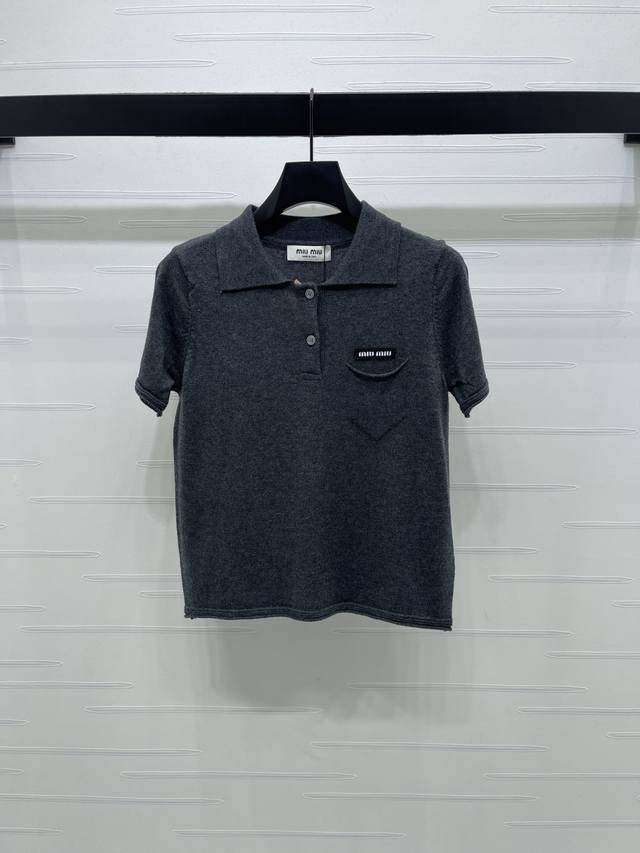 上新原单高端品质 Miumi*2026早春最新系列！翻领针织短袖，定制羊毛纱线织造，质感高级，舒适柔软，翻领短袖毛衣版型，半开襟纽扣处理，搭配细腻密实肌理，细腻