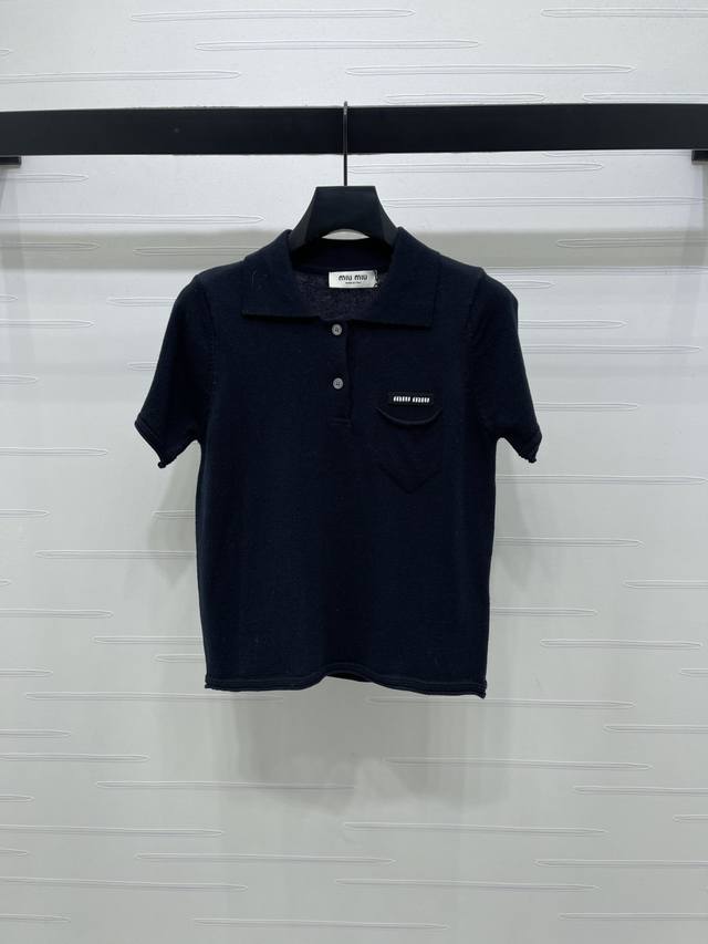 上新原单高端品质 Miumi*2026早春最新系列！翻领针织短袖，定制羊毛纱线织造，质感高级，舒适柔软，翻领短袖毛衣版型，半开襟纽扣处理，搭配细腻密实肌理，细腻