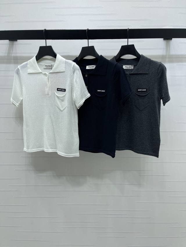 上新原单高端品质 Miumi*2026早春最新系列！翻领针织短袖，定制羊毛纱线织造，质感高级，舒适柔软，翻领短袖毛衣版型，半开襟纽扣处理，搭配细腻密实肌理，细腻