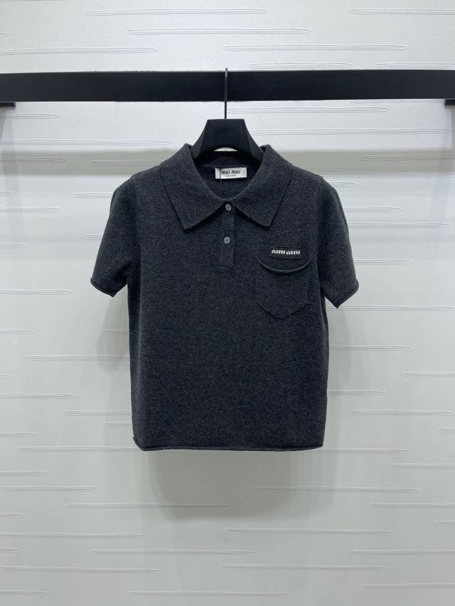 上新原单高端品质 Miumi*2026早春最新系列！翻领针织短袖！定制羊毛纱线织造 柔软舒适 洋气显瘦 翻领短袖上衣版型 半开襟纽扣设计便利穿脱 通体素色打底胸