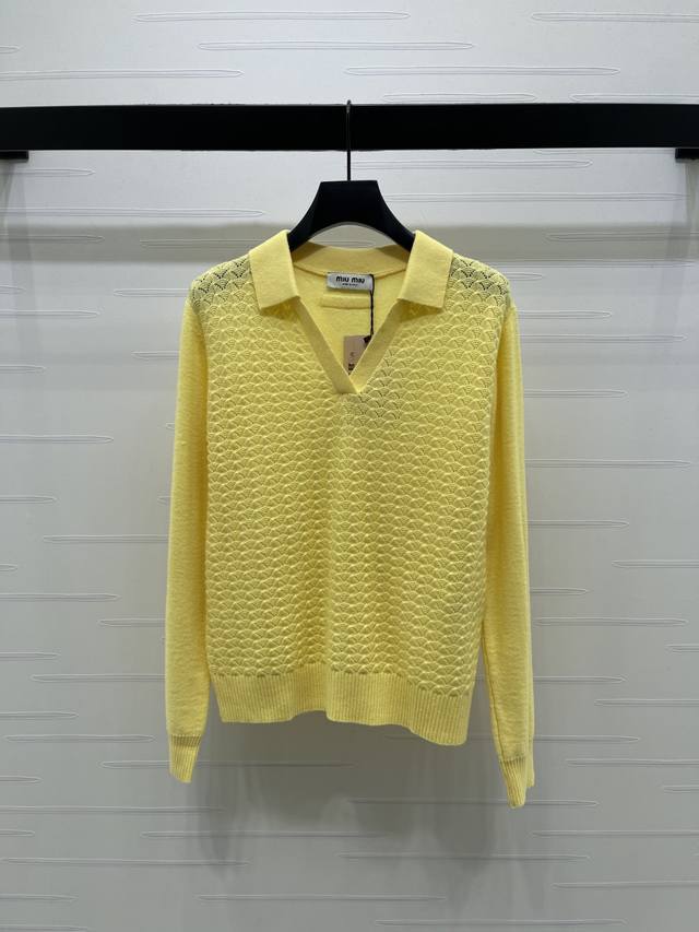 上新原单高端品质 Miumi*2025秋冬最新系列！翻领针织长袖毛衣！定制羊毛针织材质织造 柔软亲肤 舒适有型 V字翻领长袖剪裁 大身前襟饰以扇形镂空肌理花纹装