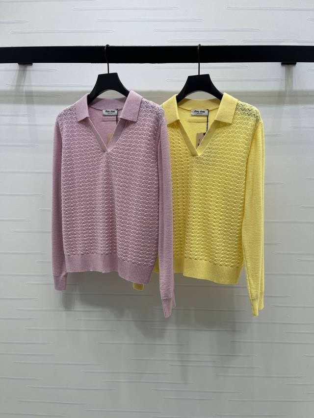 上新原单高端品质 Miumi*2025秋冬最新系列！翻领针织长袖毛衣！定制羊毛针织材质织造 柔软亲肤 舒适有型 V字翻领长袖剪裁 大身前襟饰以扇形镂空肌理花纹装