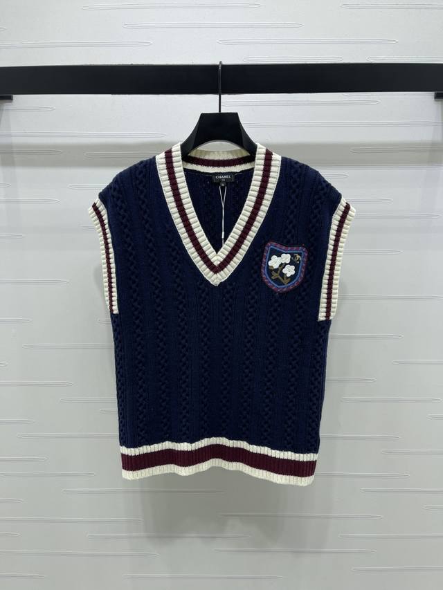 上新原单高端品质 Chane* 2026早春最新系列！刺绣徽章针织V领马甲！定制羊毛纱线织造，密实针织，舒适保暖，V领马甲剪裁，成衣超重工麻花编织，交替走针排列