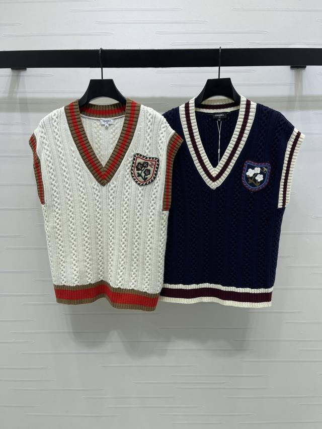 上新原单高端品质 Chane* 2026早春最新系列！刺绣徽章针织V领马甲！定制羊毛纱线织造，密实针织，舒适保暖，V领马甲剪裁，成衣超重工麻花编织，交替走针排列