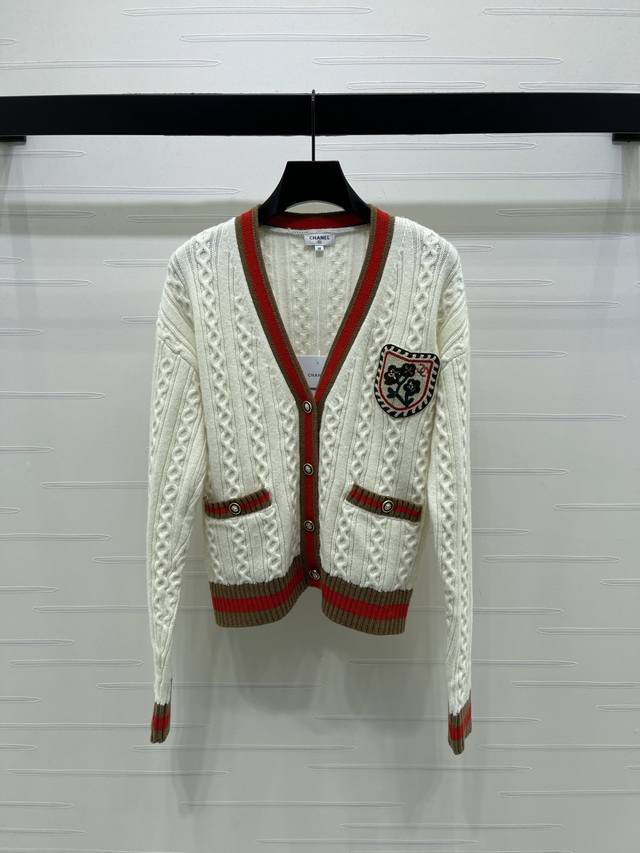 上新原单高端品质 Chane* 2026早春最新系列！刺绣徽章针织开衫！定制羊毛纱线织造，密实针织，舒适保暖，V领开衫剪裁，成衣超重工麻花编织，交替走针排列突出