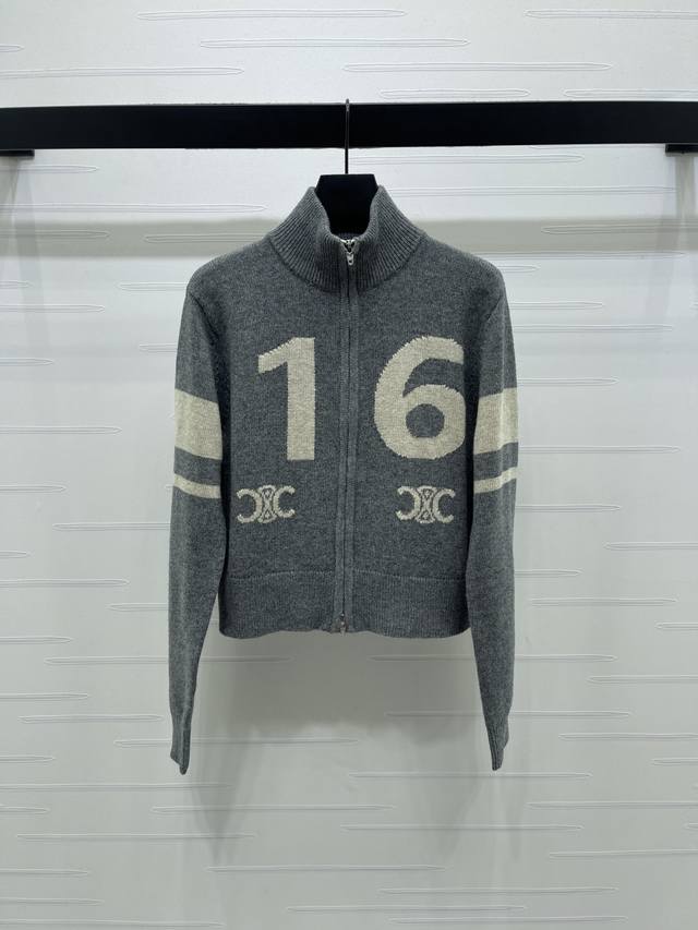 上新原单高端品质 Celin*2025秋冬最新系列！立领拉链针织开衫！定制羊毛纱线织造，细腻柔软，舒适保暖，立领拉链针织开衫剪裁，前襟数字字母提花凯旋门徽标，两