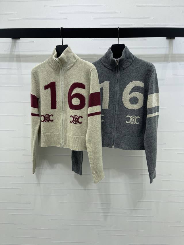 上新原单高端品质 Celin*2025秋冬最新系列！立领拉链针织开衫！定制羊毛纱线织造，细腻柔软，舒适保暖，立领拉链针织开衫剪裁，前襟数字字母提花凯旋门徽标，两