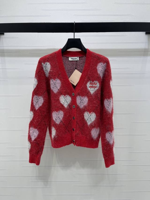 上新原单高端品质 Miumi*2025秋冬最新系列！菱格爱心V领针织开衫！定制马海毛混纺纱线材质 细腻柔软舒适 V领针织开衫剪裁 大身局部撞色爱心颜色形成碰撞，