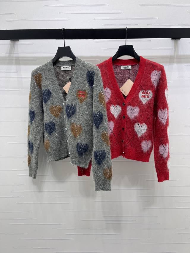 上新原单高端品质 Miumi*2025秋冬最新系列！菱格爱心V领针织开衫！定制马海毛混纺纱线材质 细腻柔软舒适 V领针织开衫剪裁 大身局部撞色爱心颜色形成碰撞，