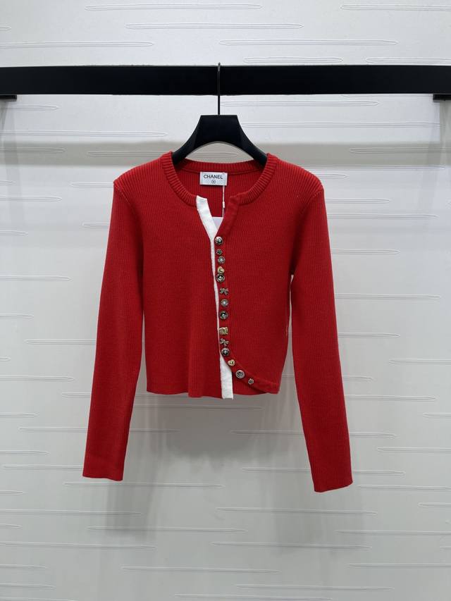 上新原单高端品质 Chane* 2026早春最新系列！不规则圆领针织长袖开衫！定制羊毛针织材质织造 柔软舒适 质感高级 前襟门扣定制多种形状纽扣设计 下摆不规则