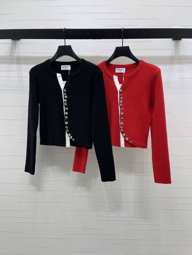 上新原单高端品质 Chane* 2026早春最新系列！不规则圆领针织长袖开衫！定制羊毛针织材质织造 柔软舒适 质感高级 前襟门扣定制多种形状纽扣设计 下摆不规则