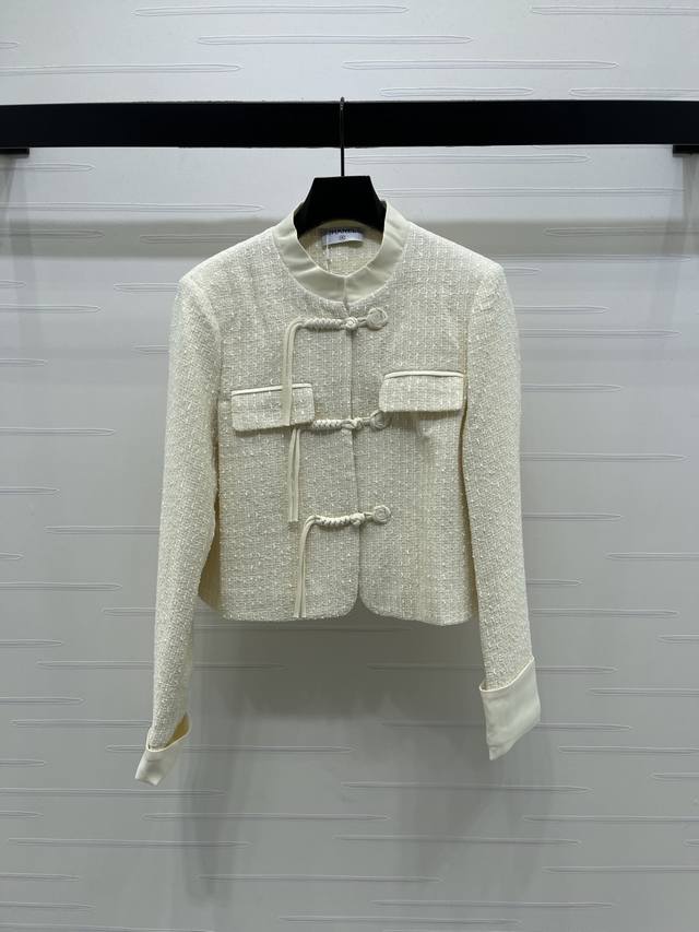 上新原单高端品质 Chane* 2026早春最新系列！中式盘扣小香风外套！定制进口面料材质织造 质感细腻有光泽 柔软舒适 前襟立体手工盘扣设计 融合中式元素 短