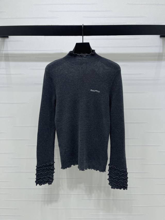 上新原单高端品质 Miumi*2025秋冬最新系列！花边针织长袖！定制羊毛针织材质 弹力舒适 细腻柔软 圆领长袖裁剪 领口袖口衣摆木耳边造型 优雅甜美 胸前刺绣