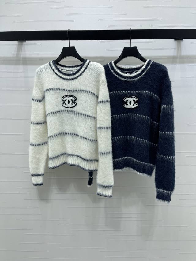 上新原单高端品质 Chane* 2025早秋最新系列！条纹字母圆领长袖毛衣！定制羊毛马海毛纱线织造 圆领套头毛衣剪裁 通体撞色搭配胸前双C字母标图案 尽显乖巧灵
