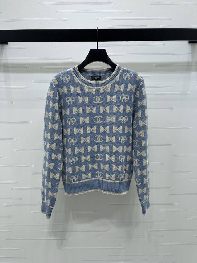 上新原单高端品质 Chane* 2025秋冬最新系列！圆领提花套头长袖毛衣！定制羊毛纱线织造，质感上乘，穿搭舒适，圆领长袖毛衣版型，成衣以螺纹包边收窄，设计保持