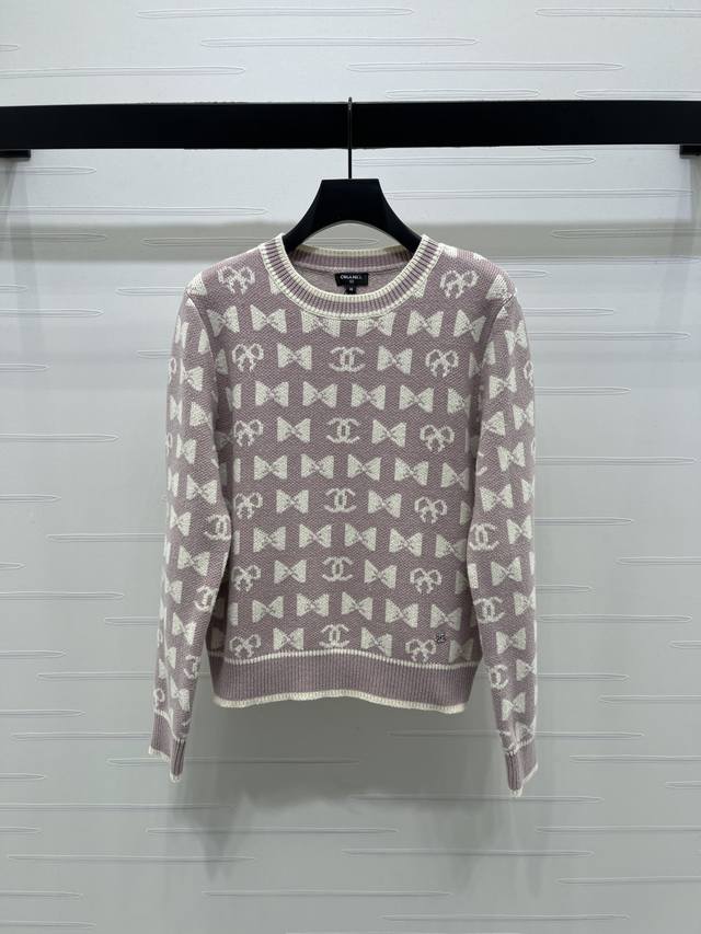 上新原单高端品质 Chane* 2025秋冬最新系列！圆领提花套头长袖毛衣！定制羊毛纱线织造，质感上乘，穿搭舒适，圆领长袖毛衣版型，成衣以螺纹包边收窄，设计保持