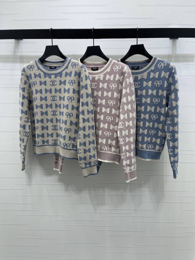 上新原单高端品质 Chane* 2025秋冬最新系列！圆领提花套头长袖毛衣！定制羊毛纱线织造，质感上乘，穿搭舒适，圆领长袖毛衣版型，成衣以螺纹包边收窄，设计保持