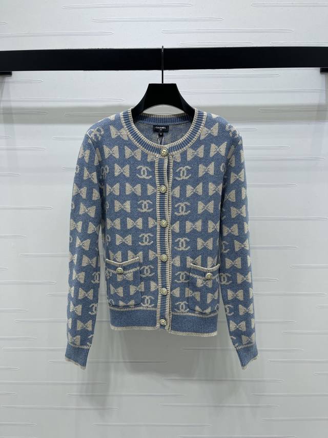 上新原单高端品质 Chane* 2025秋冬最新系列！圆领提花针织开衫！定制羊毛纱线织造，质感上乘，穿搭舒适，圆领针织开衫版型，成衣以螺纹包边收窄，设计保持统一