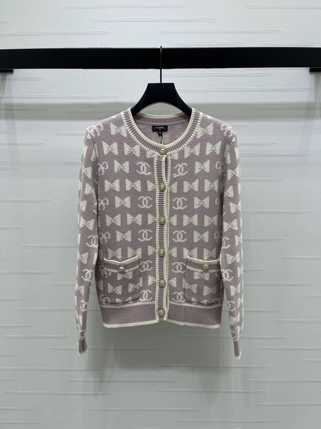 上新原单高端品质 Chane* 2025秋冬最新系列！圆领提花针织开衫！定制羊毛纱线织造，质感上乘，穿搭舒适，圆领针织开衫版型，成衣以螺纹包边收窄，设计保持统一