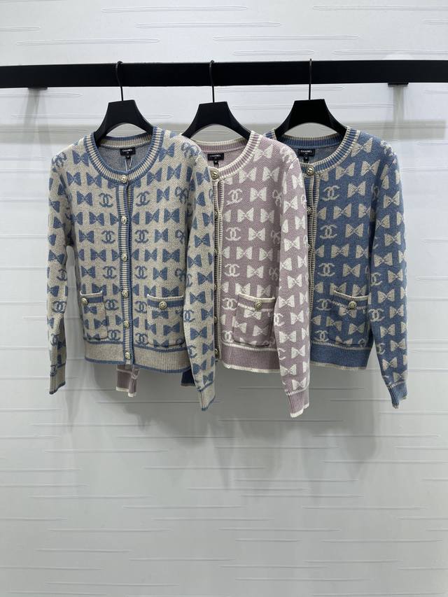 上新原单高端品质 Chane* 2025秋冬最新系列！圆领提花针织开衫！定制羊毛纱线织造，质感上乘，穿搭舒适，圆领针织开衫版型，成衣以螺纹包边收窄，设计保持统一