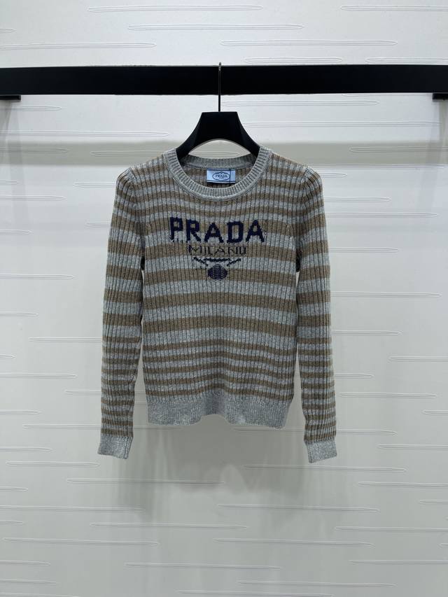 上新原单高端品质 prad* 2025秋冬最新系列！条纹长袖套头毛衣！定制羊毛针织织造 质感高级 舒适柔软 肌理明显 圆领长袖 突出温柔气质 领口袖口螺纹包边
