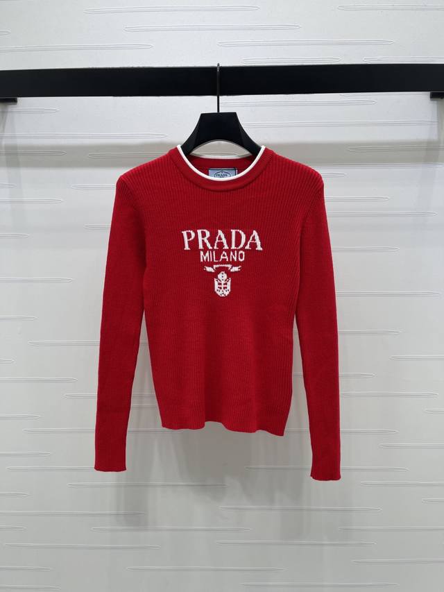 上新原单高端品质 prad* 2025秋冬最新系列！修身针织圆领长袖！定制羊毛材质 质感舒适 弹力十足 修身圆领长袖裁剪 胸前撞色字母徽标 凸显品牌格调 领口撞