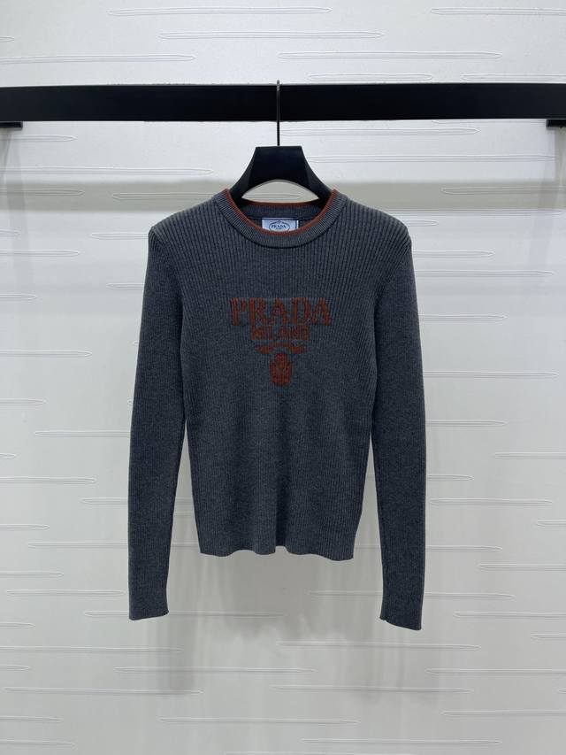 上新原单高端品质 prad* 2025秋冬最新系列！修身针织圆领长袖！定制羊毛材质 质感舒适 弹力十足 修身圆领长袖裁剪 胸前撞色字母徽标 凸显品牌格调 领口撞