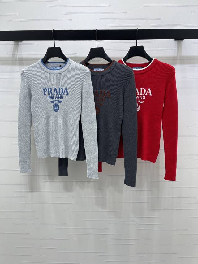 上新原单高端品质 prad* 2025秋冬最新系列！修身针织圆领长袖！定制羊毛材质 质感舒适 弹力十足 修身圆领长袖裁剪 胸前撞色字母徽标 凸显品牌格调 领口撞