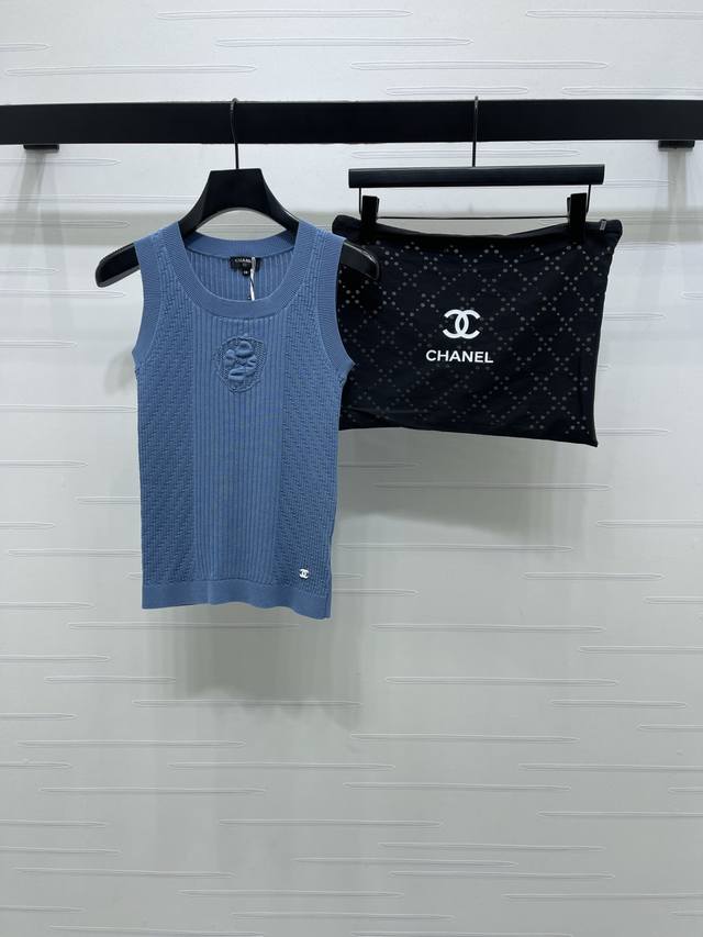 上新原单高端品质 Chane* 2026早春最新系列！同步 山茶花针织背心！定制棉毛纱线织造，柔软细腻，质感舒适，圆领针织背心，竖列坑条搭配凹凸纹理，居中打造山