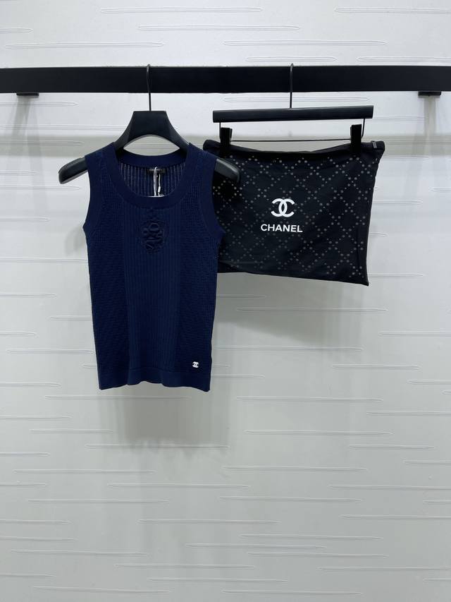 上新原单高端品质 Chane* 2026早春最新系列！同步 山茶花针织背心！定制棉毛纱线织造，柔软细腻，质感舒适，圆领针织背心，竖列坑条搭配凹凸纹理，居中打造山