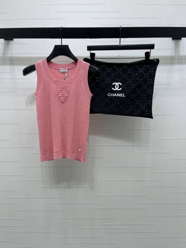 上新原单高端品质 Chane* 2026早春最新系列！同步 山茶花针织背心！定制棉毛纱线织造，柔软细腻，质感舒适，圆领针织背心，竖列坑条搭配凹凸纹理，居中打造山