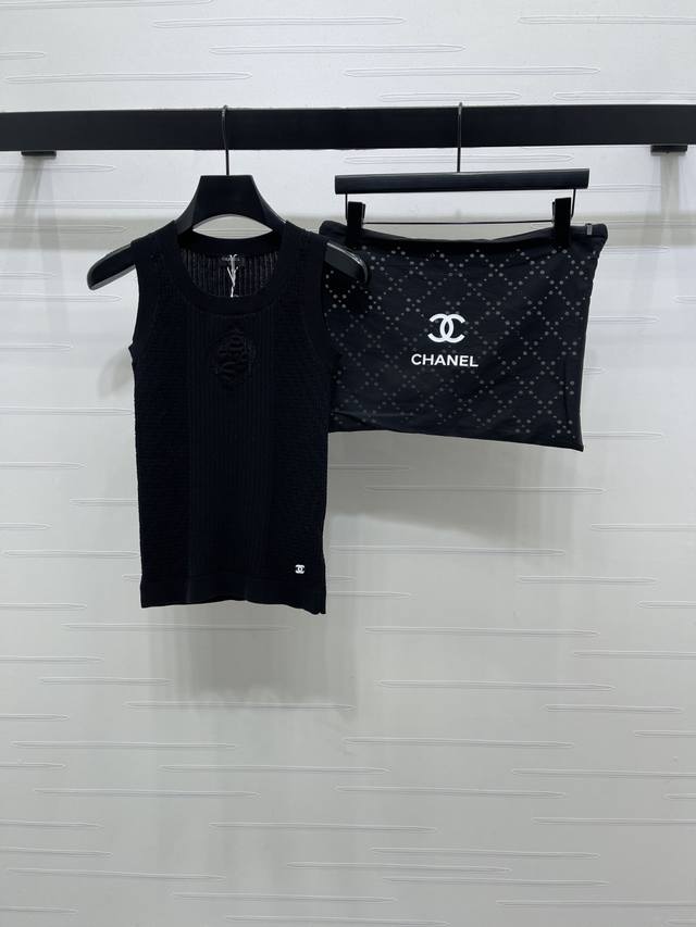 上新原单高端品质 Chane* 2026早春最新系列！同步 山茶花针织背心！定制棉毛纱线织造，柔软细腻，质感舒适，圆领针织背心，竖列坑条搭配凹凸纹理，居中打造山