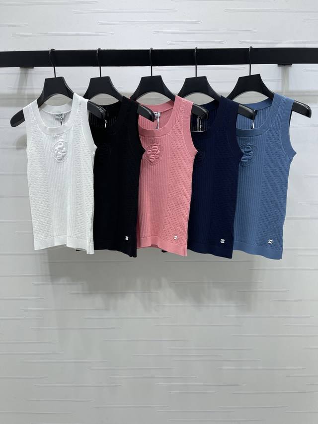 上新原单高端品质 Chane* 2026早春最新系列！同步 山茶花针织背心！定制棉毛纱线织造，柔软细腻，质感舒适，圆领针织背心，竖列坑条搭配凹凸纹理，居中打造山