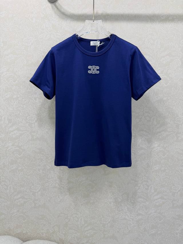 Celin* 26早春新款 凯旋门刺绣弹力短袖T恤 高版出品！高弹纯棉面料，贴身不紧绷；软而不塌，早春单穿叠穿都能衬出利落线条；圆领短袖+胸口精致凯旋门刺绣，细