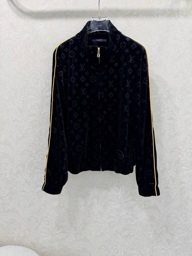 Louis Vuitto*25新款连帽丝绒外套 定制Yb进口真丝丝绒材质 折射典雅光泽 是传统普通丝绒达不到的高度 不沾灰且丝滑光泽 质感高级不廉价 整件暗纹提