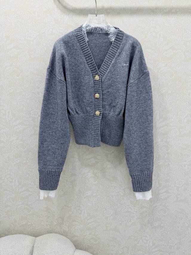 Ann *25新款蕾丝边深V领针织开衫上衣，上身超好看减龄又洋气，简约大气Yyds，质感舒适弹性很大，版型短款修身 打造品牌特有时时髦风格。上身高级时髦 元气少