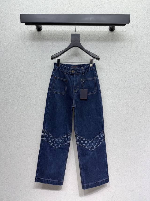 L家拼接老花牛仔长裤 采用定制赛络纺提花面料，固色加软，定制五金，上身绝对王炸牛仔裤！膝盖位置V字拼接印花字母设计，时尚感十足，承包你的各种上衣搭配，中高腰线让