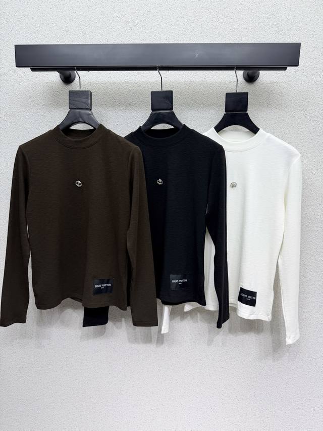 L家金属Logo打底上衣 单穿或者搭配外套都是超级好看 亲肤舒适柔软 身上简约大气超显身材比例 高品质 三色 尺码Sml