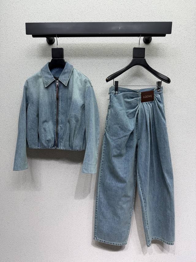 罗意威皮标牛仔外套 设计优雅大方 纯色非常耐看 完美分割身材比例 上身又甜又酷 更添气质 必备单品 高品质 尺码Smlxl